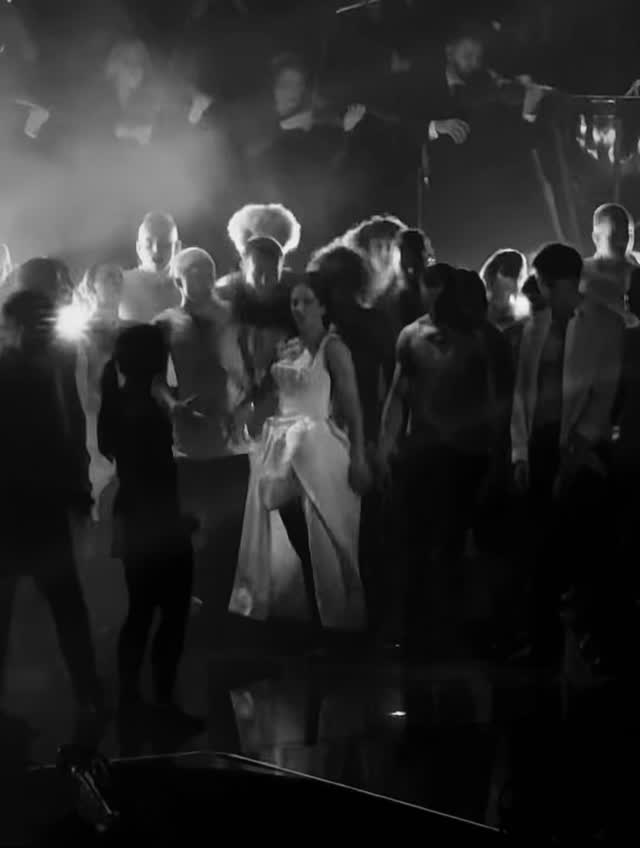 Absolute scenes with @rosalia.vt & @heritageorchestra at the @brits on Saturday.
If up until now you’ve been raving without a 40-piece orchestra in tow, you’ve been doing it wrong..! 🎻
Here’s to more genre-defying live music🔥
#orchestra #rosalía #rave