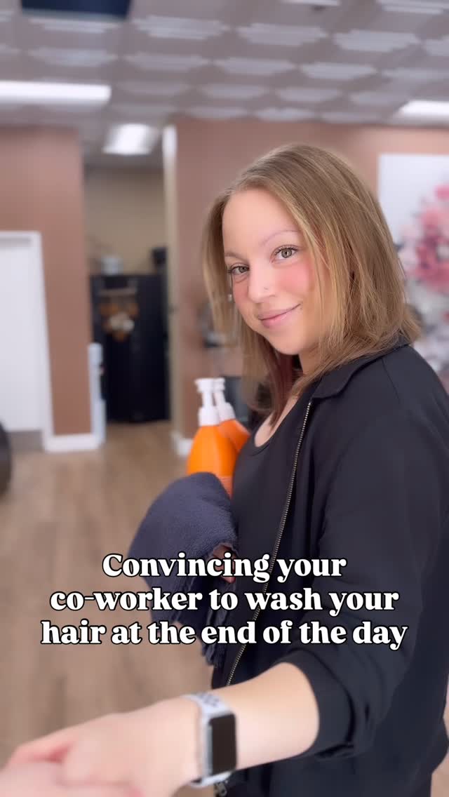 One of the best salon perks: someone else washing your hair 💆♀️ 🫧 Tag the coworker who always washes yours 🤭👇
.
.
.
.
.
#artehairstudio #bellevuewa #salonreels #salonhumor #lifeofahairstylist