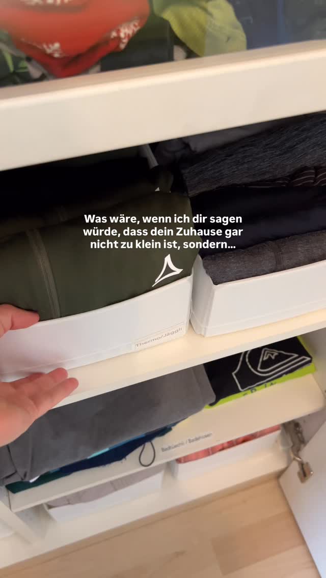…einfach zu voll.
Wir leben in einem Konsumüberfluss.
Wir kaufen immer wieder.
Ich muss die Wahrheit hier mal laut aussprechen: Die meisten Menschen brauchen nicht mehr Stauraum. Sondern weniger Ballast.
Home Organizing bedeutet, dass du Chaos keine Chance gibst.
Dass du die Kontrolle hast.
Willst du die Kontrolle zurück? Oder lässt du dein Zuhause deinen Alltag bestimmen?
.
.
.
.
.
.
home organizing | decluttering | familienalltag | ordnungssysteme | ordnung schaffen | schweiz | aufräumhilfe | bern | organisieren | kleiderschrank | aufräumen | thehomeedit
#thun #loslassen #minimalismus #mariekondo #ordnungstipps