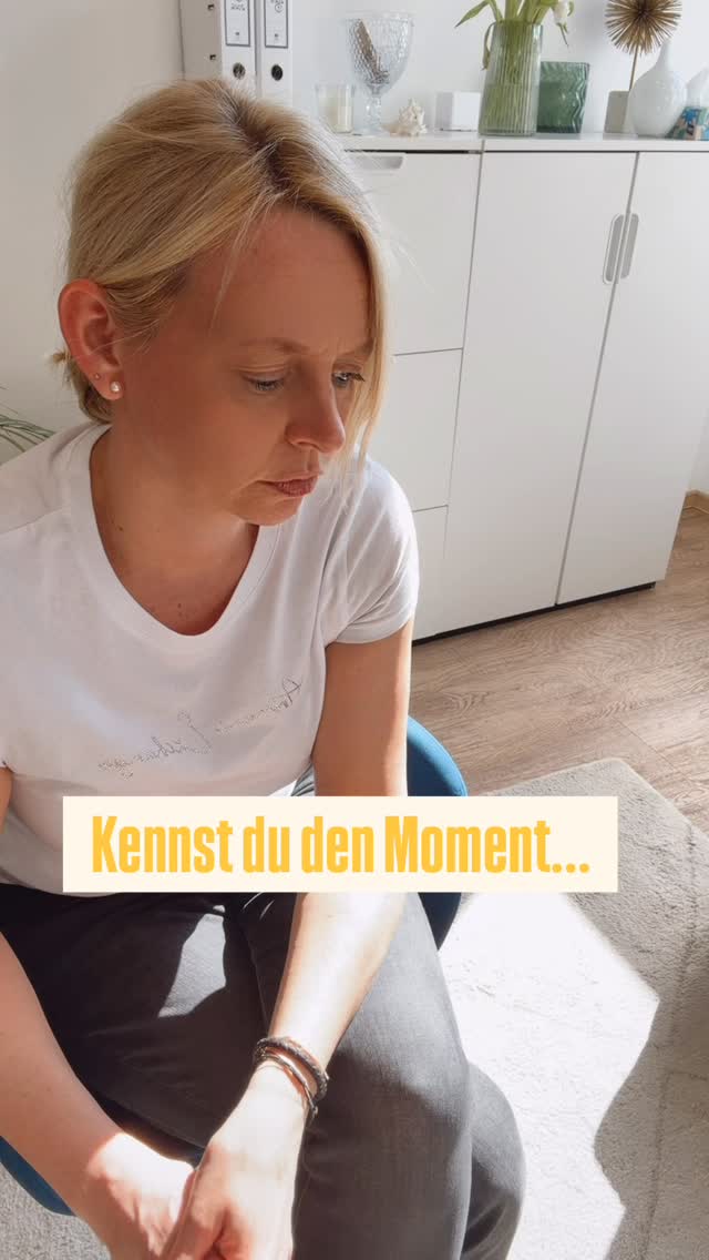 Kennst du den Moment?
Jemand antwortet kurz.
Und plötzlich beginnt dein Kopf zu arbeiten.
Habe ich etwas falsch gemacht?
War ich komisch?
Habe ich etwas gesagt, das nicht gepasst hat?
Viele Frauen mit Selbstzweifel kennen das Gefühl.
Wenn unser Selbstwert schnell ins Wackeln gerät, fühlt sich selbst eine kleine Veränderung sofort persönlich an.
Wenn du daran arbeiten möchtest, deinen Selbstwert zu stabilisieren:
Ich habe dafür ein 6-wöchiges Programm STEADY WITHIN entwickelt.
Schreib mir einfach „STEADY“ in die 💬 Kommentare oder per DM, dann schicke ich dir Infos.
📌 Speichere dir das Reel ab, wenn du dich darin wiedererkennst.
#selbstwert #selbstzweifel #peoplepleasing #emotionalegesundheit #grenzensetzen