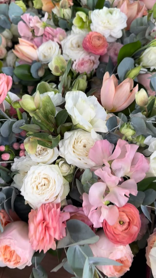 These colors 😍
#designsbydarenda #flowerstagram #freshflowers #centerpieces #eventflorist