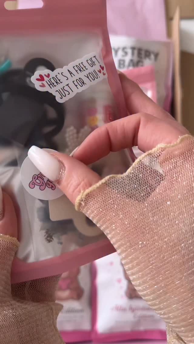 Denna order packade jag till Lova och Thilda 🩷
Deras mamma beställde två Alla hjärtans dag Mystery bags, en björn Mystery bag och en capybara Mystery bag.🤗
Det blev så himla fint tillsammans, verkligen en så mysig mix ✨
Vilken hade du valt?
#packanorder #mysterybag #kawaii #cutetopia