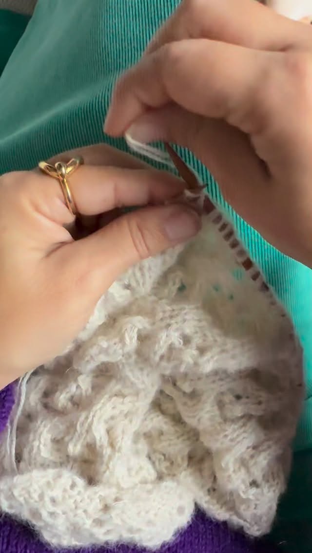 Tricoter de la dentelle, 🎼 c’est vraiment un tricot zéro cerveau dans le sens où il faut vraiment se concentrer sur son tricot et on ne pense donc pas beaucoup à d’autres choses.
🎶🎵🎶 Vous aussi vous vous chantez la petite chanson du motif à répéter … un jeté, ggt, 2 m end ?
Fils . @yarnbysimone @lily.neige
🍿 Retrouvez La Fiche tricot du pull STAN (en 10 tailles) et du foulard BABCIA (taille adaptable) en français et en anglais sur Ravelry et www.AtelierEmilie.com
___________________________________
#atelieremiliedesigns #babciabyae #stanbyae
Tricot Knit knitting tricot foulard pull