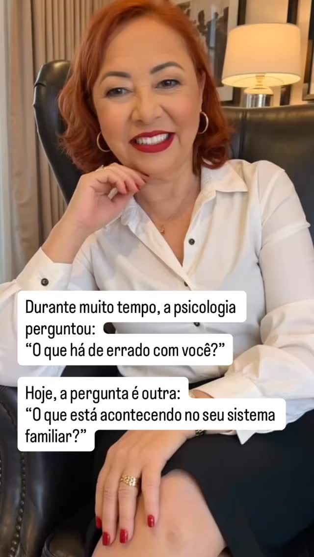 Durante muito tempo, a psicologia perguntou:
“O que há de errado com você?”
Hoje, a pergunta é outra:
“O que está acontecendo no seu sistema familiar?”
Muitos sintomas não nascem do nada.Eles emergem de padrões.
De histórias que se repetem.
De lealdades que ninguém percebe, mas todos sentem.
Às vezes, o “paciente identificado” é apenas quem está expressando um desequilíbrio que pertence ao grupo.
E quando entendemos isso, algo muda profundamente:
paramos de procurar culpados
e começamos a reorganizar relações.
Porque ninguém sofre isolado.
Sofre dentro de vínculos.
E muitas vezes, curar não é apenas fortalecer o indivíduo é transformar a dinâmica que sustenta o sintoma.
Agora me conta 👇
Você já percebeu padrões na sua família que parecem atravessar gerações?
#psicologiasistêmica #terapiafamiliar #saudemental #padrõesfamiliares #autoconhecimento