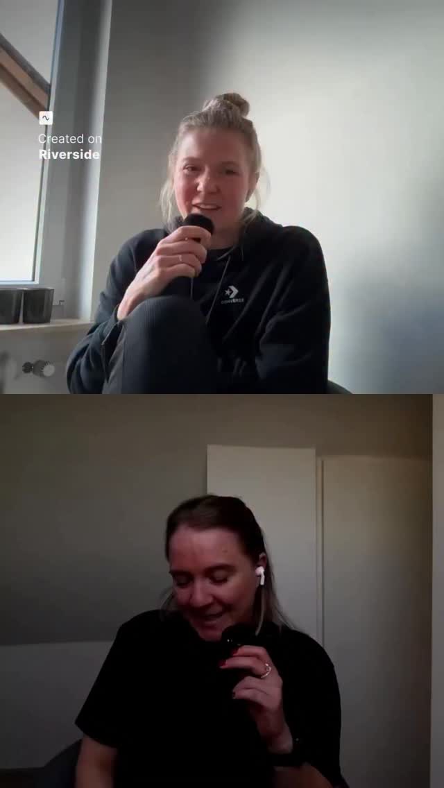 In unserer neuesten Folge erfahrt ihr, warum Fahrradkörbchen beim Ironman vielleicht doch praktischer sind als gedacht 🚲😅, wie es mit Nines Laufversuch weiterging und warum Anja kleine Siege im Wasser feiert.
Außerdem sprechen wir über unseren ersten Triathlon, Routine, Mindset und warum Herz oft wichtiger ist als Hightech. 🚴♀️✨
Was ihr auf keinen Fall verpassen dürft: unsere neue Kategorie „Ninja der Woche“ 🔥
🎤 Die gesamte Folge findet ihr auf Spotify, Apple Podcast und YouTube 🤗
🎧 Jetzt reinhören, Folge bewerten & uns in den Kommentaren verraten:
Was war das Kurioseste, das ihr je in einer Wechselzone gesehen habt? 👇
#triathlon #TriathlonTraining #zonezweipodcast