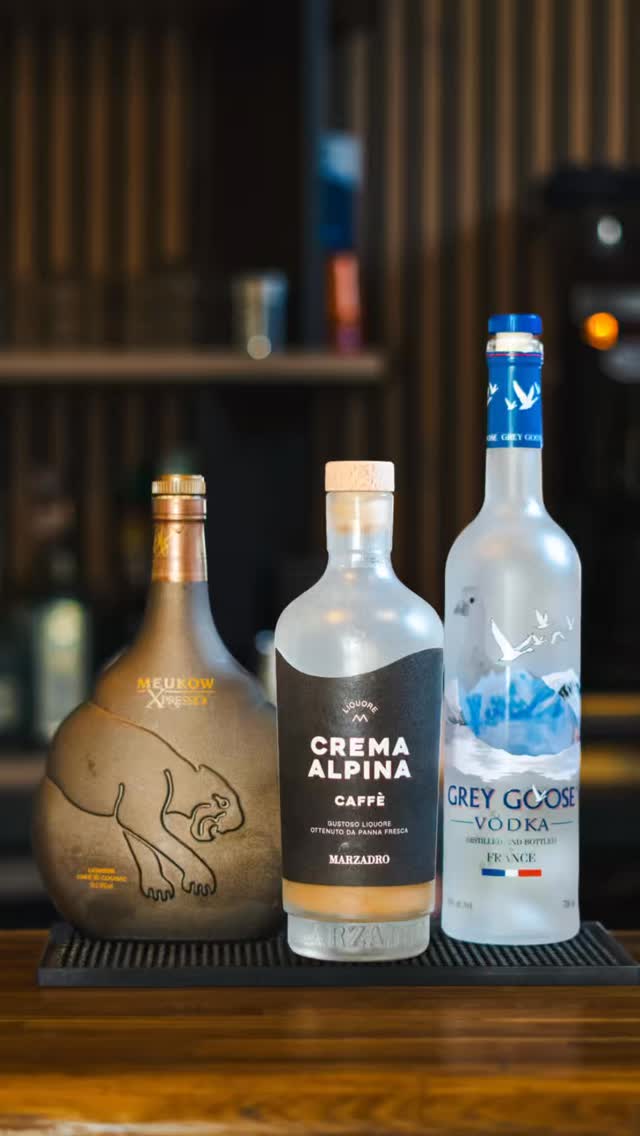 Quand le café d’après 17h fait ce genre de musique c’est qu’il sera buonissimo 💛☕️
#labacotte #espressomartini #italianfoodies #coktail #fontainebleau