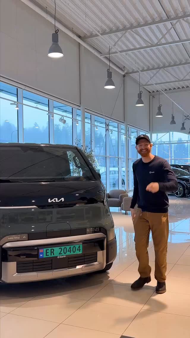 Kia PV5 Cargo: markedets mest innovative varebil! Med 4,4m3 varerom, nyttelast på 690 kg med lavt innsteg og smarte løsninger, er dette den perfekte varebilen for din bedrift.
Thomas dere ser på videoen her er også vår nye næringsselger 🤩 Han har tidligere jobbet i kundemottaket, så han kjenner både bilene og kundene godt! Med sitt gode humør og engasjement for å finne de beste løsningene, er han nå klar for å gå over til salg.
Ta kontakt med Thomas for din neste varebil:
📞 479 77 774
📧 thomas.gundersen@starbil.no