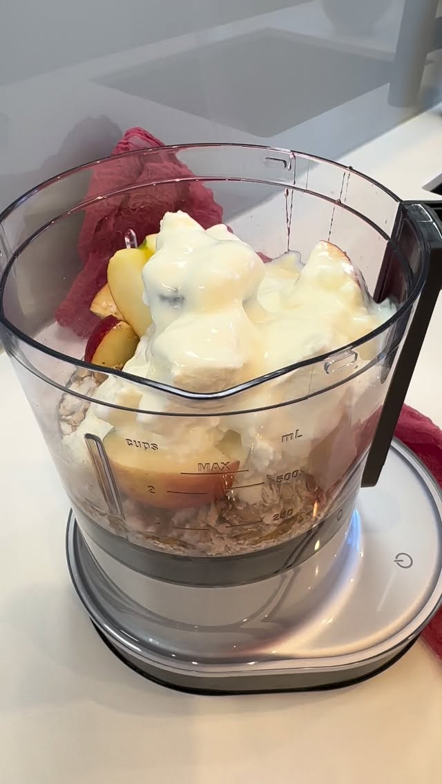 Sekunden Müsli aus dem Multizerkleinerer Up & Down.
Rezept:
100 g Quark
100 g Joghurt
1 Schluck Milch
40-60 g Haferflocken
1 Apfel in Stücke
Honig nach Belieben
Taste ONE linke Seite für ein paar Sekunden, Sichtkontakt.