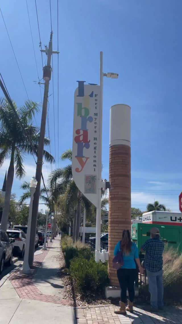 Ano passado levamos as crianças ao Southwest Florida Reading Festival em Fort Myers e foi um daqueles dias que surpreendem.
Crianças escolhendo livros gratuitos, atividades e artesanato, autores conversando sobre seus livros
e até sessões de autógrafos.
Além disso, o evento reúne milhares de pessoas da comunidade para celebrar a leitura de uma forma divertida e interativa.
Se você mora em SWFL ou está visitando nessa época, vale muito a pena incluir no seu roteiro.
📚 Informações do evento
• Local: Fort Myers Regional Library
• Endereço: 2450 First St, Fort Myers, FL
• Entrada: Gratuita
• Dia: 7 de Março de 10am as 4pm
• Destaques do evento:
– Livros gratuitos para crianças e adolescentes
– Encontro com autores e sessões de autógrafos
– Palestras e apresentações de escritores
– Artesanato e atividades para crianças
– Food trucks e opções de comida
👉 Dica: Chegue cedo para aproveitar melhor e garantir boas opções de livros para as crianças.
Você já foi ao Reading Festival?
🇺🇸
Last year we took the kids to the Southwest Florida Reading Festival in Fort Myers and it turned into one of those unexpectedly special days.
Kids choosing free books, crafts and hands-on activities, meeting authors and even getting books signed.
It’s a community event that celebrates reading, creativity, and learning in a fun way for families.
If you live in SWFL or plan to visit during the festival, it’s definitely worth adding to your list.
📚 Event Information
• Location: Fort Myers Regional Library
• Address: 2450 First St, Fort Myers, FL
• Cost: Free admission
• Date: March 7th from 10am to 4pm
• Highlights:
– Free books for children and teens
– Meet-and-greet with authors
– Author talks and book signings
– Crafts and activities for kids
– Food trucks and food vendors
👉 Tip: Arrive early to get the best selection of free books for the kids.
Have you ever been to the Reading Festival? #swfl #fortmyers