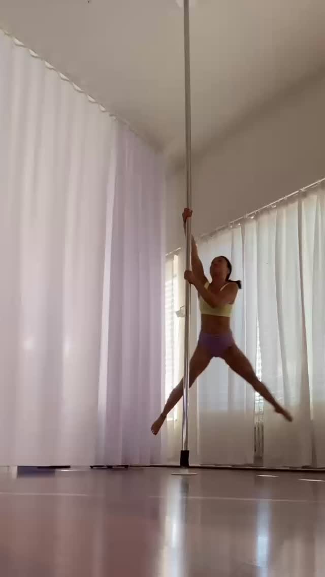 Sophie! Seit über 10 Jahren Teil von Spin Up. 🤍
@tran_sophie war eine der ersten Trainerinnen im Team und von der ersten Sekunde an so viel mehr als „nur“ angestellt.
Sie gibt Spin Up ihr Herz und steht mir bei Fragen und schwierigen Themen immer zur Seite. Denkt mit. Fühlt mit. Trägt mit.
Und ganz schnell wurde aus Team eine besondere Freundschaft für immer. 🤍
Wer bei Sophie trainiert, kennt sie:
🔥 ihre legendären, fordernden Warm-ups
🔥 ihre Powercombos, die dich über deine Grenzen wachsen lassen
Danke, Sophie, dass du seit fast Anfang an an meiner Seite bist. Für deine Loyalität. Deine Energie. Deine Stärke.
Und ich hoffe auf noch ganz viele weitere Jahre mit dir im Spin Up. ✨