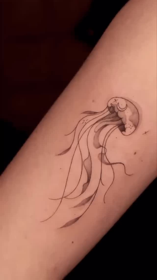 🤍🪼 fluyendo como una medusita,
Y si te tatúo?
#finelinetattoo #tatuajefino #tatuadoramexicana