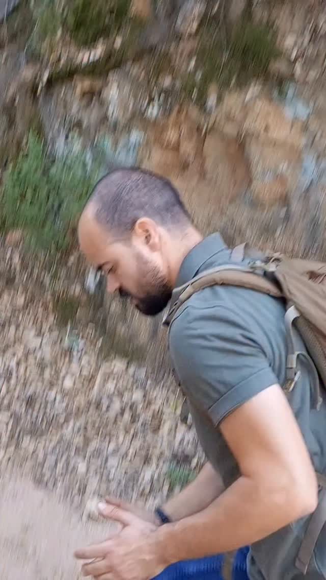 El tamaño de un animal se puede saber si tenemos 3 agrupaciones de huellas.
Los cuadrupedos pisan con la delantera y luego pisan con la huella trasera encima de la delantera (aveces pueden pisar un poco al lado si estan cambiando de direccion o de ritmo).
.
De este modo, los animales dejan un patron de huellas formando un zig zag.
Si vemos ese zig zag, usaremos 3 marcas de huellas para conseguir el tamaño del animal.
.
Es una tecnica usada por los mejores rastreadores.
.
#rastreo #supervivencia #montaña