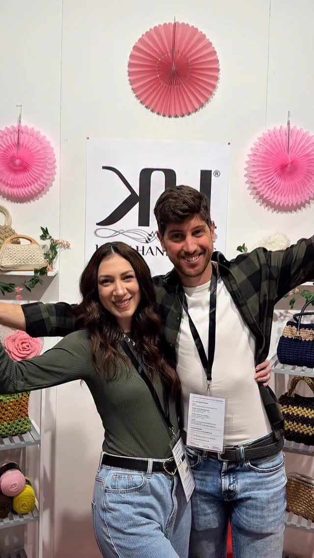 Abilmente Roma si è conclusa, ma io sento ancora addosso tutto il calore dei vostri abbracci. Riguardo questi video e non posso fare a meno di sorridere (e ammetto, anche di commuovermi un po’!) 🥹
Vedere i tavoli dei corsi sempre pieni, le vostre mani intrecciare fili con così tanta dedizione e, soprattutto, ricevere il vostro affetto immenso, è un regalo che non so descrivere a parole. Siete passate in tantissime (ma tante tante😍), alcune da vicinissimo, altre dopo ore di viaggio, solo per dirmi un “ciao” o per lasciarmi un pezzetto del vostro cuore ❤️
Grazie per aver reso lo stand Katy Handmade un posto magico, una piccola casa dove l’uncinetto è stato solo la scusa per ritrovarci e volerci bene. Mi porto a casa i vostri sorrisi, le vostre storie e una carica pazzesca per creare ancora e ancora.
Grazie di cuore ad ogni singola amica che è passata a trovarmi. Siete voi la parte più bella di questo viaggio ❤️
Ci si vede alla prossima! E chissà, forse in un’altra città 🤭
Un abbraccio da me e il mio team di maschietti 🥰❤️
•••
#AbilmenteRoma #KatyHandmade #FieraCreativa #EmozioniCreative #UncinettoChePassione