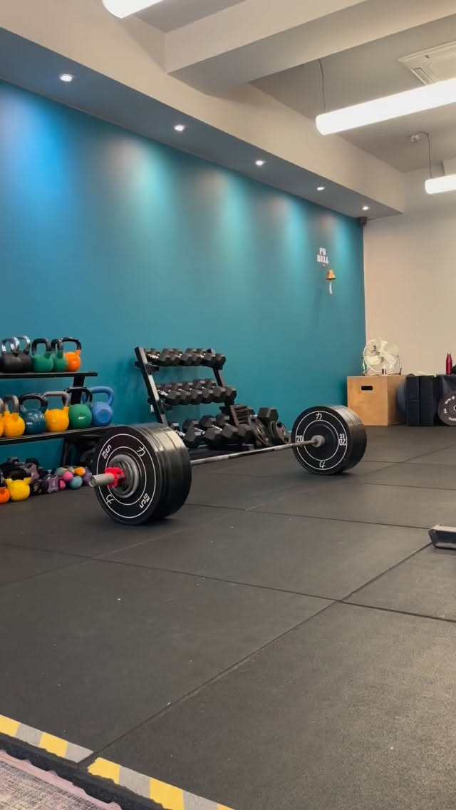 Tidying up properly is not optional, it’s part of trainings
Dear strong person,
I’m very happy you’re now lifting more than average Joe.
We love the progress. We celebrate the PBs.
But once you’ve lifted…
tidy up properly.
Here’s a quick, time-saving way to strip the bar without chaos, drama, or almost taking yourself out.
Strong is impressive.
Strong and smart? Even better, reach out if you like to learn how to lift, in person and online coaching is available 💕✨
#strengthtraining #powerlifting #gymmotıvatıon #strongwomen #empowerment