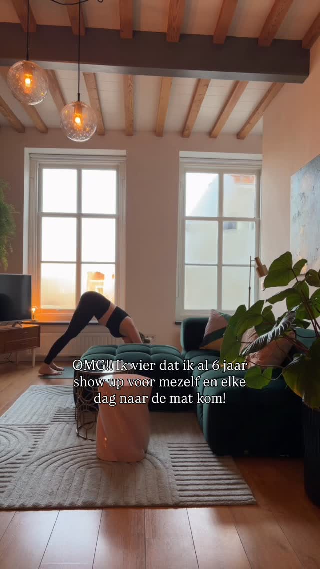 Ik had dit filmpje bijna niet geplaatst omdat een ego-deel van mij baalt van de hormonale gewichttoename die ik niet onder controle krijg 🫠
Maar ik kies ervoor om met je te vieren dat ik al 6 jaar lang een belofte aan mezelf nakom. Dat ik vrijwel elke dag show-up op mijn yoga mat 🎊
Het begon met een besluit om uit het verhaal te stappen “ik heb ook nooit tijd voor mezelf”.
In een periode van een scheiding, huilbaby, een peuter en een hond, een full-time corporate baan. Ik stond op standje overleven EN had daar mijn identiteit van gemaakt.
Ik deed niets meer aan sport. Hobby’s, wat zijn dat? En mijn yoga docentschap waar ik voorheen zoveel plezier aan beleefde stond in de ijskast.
Toen ik mezelf hetzelfde geklaag voor de 100e keer hoorde afspelen besloot ik niet langer vast te willen zitten in mijn verhaal en de yoga filosofie ter harte te nemen.
In plaats van dat ik het vervloekte dat mijn kinderen voor 6u wakker waren, koos ik om het als een kans te zien. Een opening om 15 minuten op de mat te spenderen met de rijkheid van de eeuwenoude wijsheid. Deze keuze voor nieuwsgierigheid over veroordelen heeft mijn leven veranderd.
Waar yoga eerder mijn lichaam redde na een auto ongeluk, gaf ze me nu mijn joyful self terug 💛
En daarna ben ik keer op keer uit allerlei verhalen gestapt: dat ik geen ondernemer ben, dat niemand op nog een coach zit te wachten, dat romantische liefde niet voor mij is weggelegd, dat ik niet zonder de gouden kooi kan. Steeds door:
1- Catchen van mijn gedachten; zien van het verhaal wat ik in mijn hoofd maakte. En radicaal eerlijk zijn over het effect daarvan op mijn stemming en mijn gedrag.�2 - Besluiten om een ander perspectief uit te proberen, op basis van een waarde die NU in deze fase van mijn leven belangrijk is.
3 - Een concreet actieplan om dat verhaal niet alleen te geloven, maar vooral te gaan belichamen en mee te experimenteren vanuit een kalm zenuwstelsel.
Dit is wat ik nu honderden vrouwen leer met mijn Energy First Methode. Dank je wel dat je hier bent!! 🫶🏼