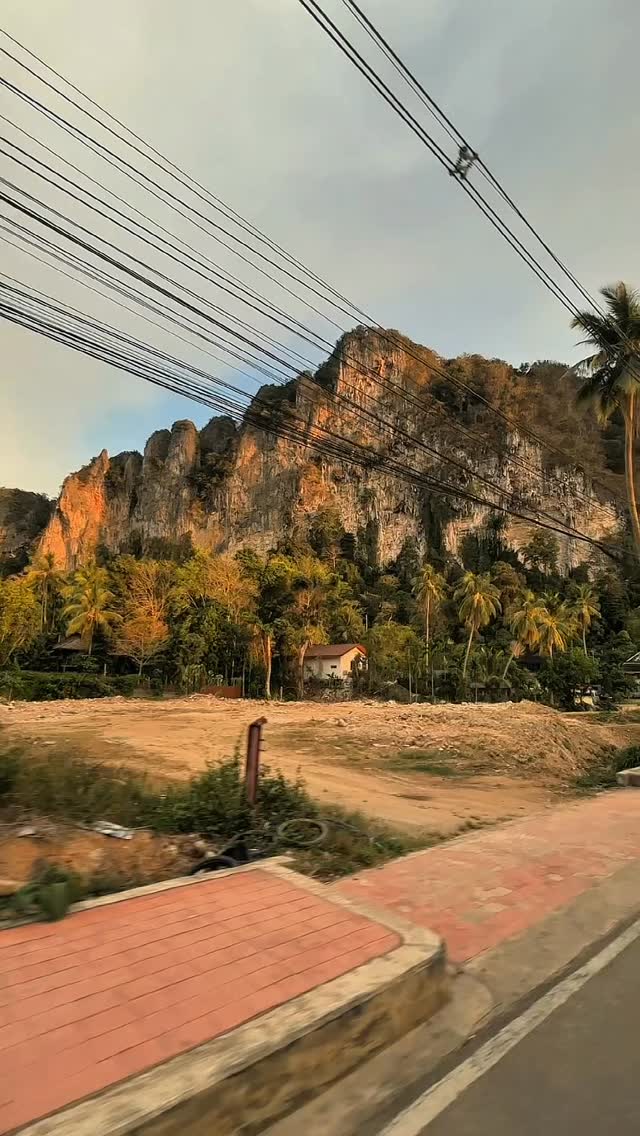 Non c’è modo migliore di chiudere un tour overland da Singapore a Penang (con guida italiana, a numero chiuso) che con qualche giorno di mare nel sud della Thailandia 🌴
Scegli la tua isola dei sogni:
🏝 Koh Lipe
🌊 Koh Lanta
🌅 Ao Nang, Krabi
🌴 Phuket
📅 Periodo migliore: da ottobre a marzo
Ecco un piccolo assaggio di Ao Nang, Krabi… tra scogliere calcaree, mare turchese e tramonti che non si dimenticano ✨
#AxysTravel #Thailandia #Krabi #Aonang #OverlandExperience ViaggioSuMisura SudEstAsiatico