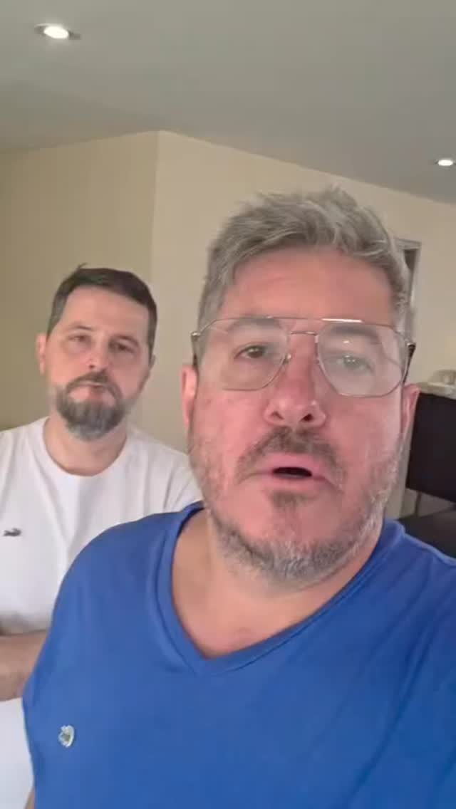 RIO-PRETENSES CONSEGUEM AUTORIZAÇÃO PARA EMBARCAR APÓS ATAQUES EM DUBAI
Os empresários Samadhi Miqueri Müller e Fernando Astolphi, de Rio Preto, conseguiram autorização para embarcar nesta terça-feira (3), às 14h30 (horário local de Dubai), após ficarem retidos durante a escalada de ataques com drones e mísseis no Oriente Médio.
O espaço aéreo foi fechado no sábado após a interceptação de mais de 200 drones e 137 mísseis, segundo autoridades locais. Mais de 1.800 voos foram cancelados na região.
A viagem é a negócios. O destino é Hong Kong, onde cumprem compromissos empresariais. Mais informações no Portal Guilherme Baffi