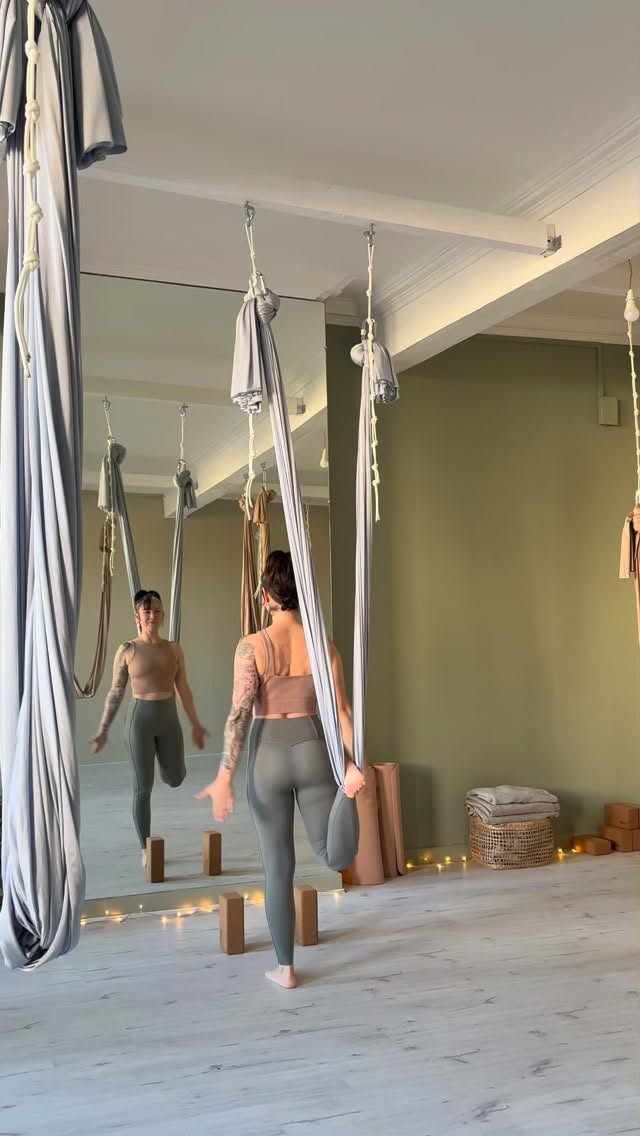 Aerial Conditioning ✨
Un entraînement complet mêlant renforcement musculaire et travail aérien.�Pendant ce cours, on développe force, gainage, souplesse et contrôle du corps, en suspension comme au sol.
Idéal pour tonifier son corps de manière ludique, progresser en aérien et gagner en confiance en soi 💪
Prenez de la hauteur… et révèlez votre puissance.
Planning:
- Lundi 9h
- Jeudi 12h30
Lieu : Amakka studio, 24 place de la libération