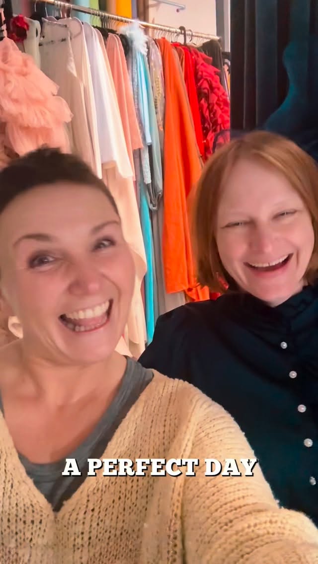 ✨ I dag hadde jeg et helt nydelig besøk i studio ✨
Michaela fra @gullungene.no var hos meg, og vi fikk tilbringe dagen sammen med gravidfotografering — med en vakker modell som kom til oss.
Vi har virkelig kost oss, testet litt ulike ideer, snakket fag, lys, posering og detaljer som gjør så stor forskjell i bildene.
Det er alltid så inspirerende å møte andre fotografer som brenner for det de gjør 🤍
Og jeg kjenner hvor mye jeg elsker å dele erfaring, tanker og kunnskap — det gir meg så mye energi.
Jeg gleder meg skikkelig til å vise dere resultatene fra i dag ✨
Og til dere som har spurt meg om mentoring:
jeg åpner innimellom for slike dager hvor vi kan jobbe sammen i studio — bare ta kontakt hvis du er nysgjerrig 🤍
Klem,
Kasia
Vår vakre modell: Luiza 🤍💃🤍
#gravidfotografering #gravidfotograf #gravid #gravidfoto #graviditet