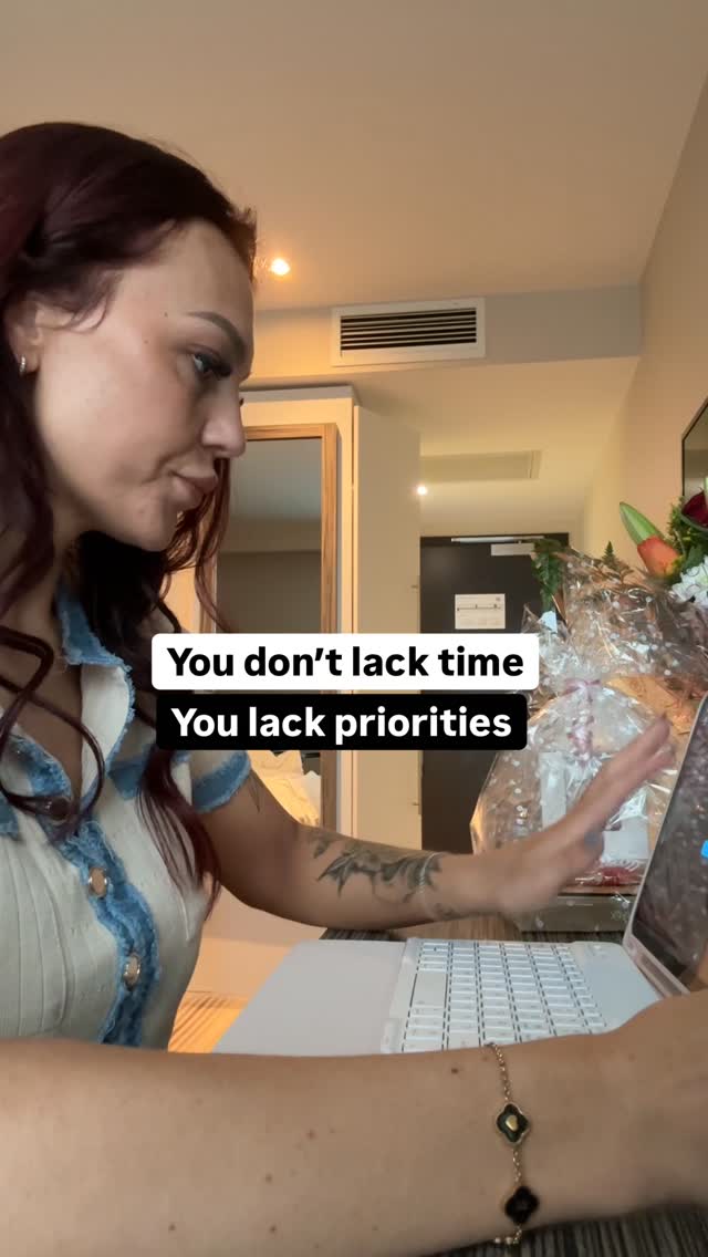 You say you don’t have time.
But your screen time says otherwise.
I used to say the same thing.
“No time.”
“No energy.”
But I had time to scroll.
Time to snack.
Time to procrastinate.
The truth?
If it was a priority, you’d make it one.
Uncomfortable?
Good.
Comment “PRIORITY” if you’re done lying to yourself.
Follow @clfitnesscoaching if you’re serious this time.
#truth #reality #motivationiskey #consitency #motherhood
