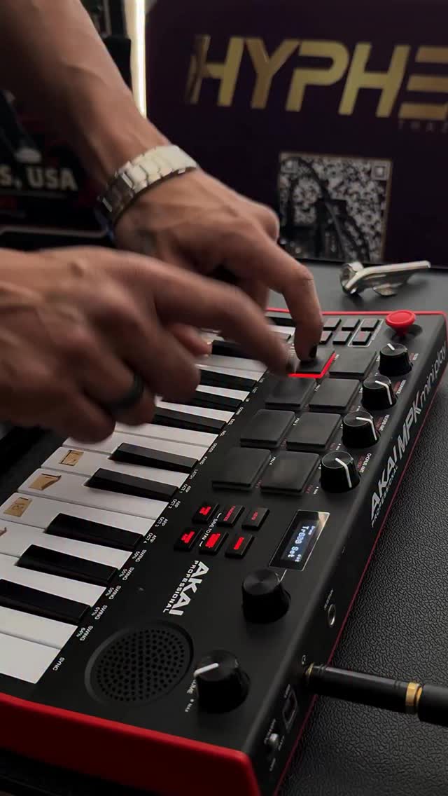 Who can guess this tune? 🎶
#hyphenthazhath #onemanband #livemusic #multiinstrumentalist