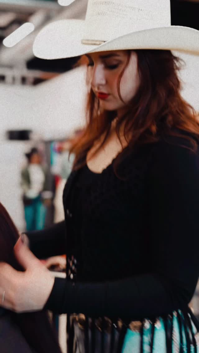 She’s from Texas, I can tell by the way He’s two-stepping ‘round the room
And judging by the smile that’s written on his face
There’s nothing I can do
It doesn’t take a crystal ball to see
A cowboy always finds a way to leave
Drinking Jack all by myself
He’s choosin’ Texas, I can tell ♥️
Impromptu country themed photo shoot at Lumin🤠🐄
Thank you @becky_inocente for executing this 🤘🏻
#luminhairstudio #letsrodeosanantonio #avedasalon #hairsalonnearme