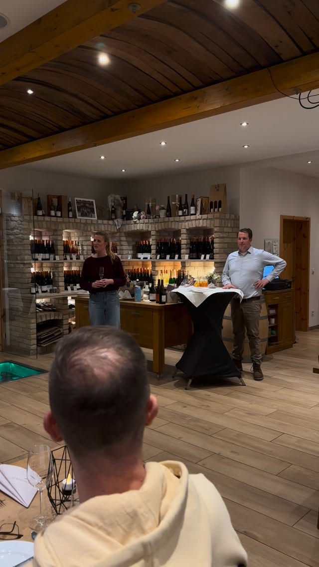 ✨ GEWINNSPIEL – TAFELFREUDE ✨
Lust auf einen Abend voller Genuss, guter Gespräche und großartiger Weine? 🍷🍽️
19.März - 18 Uhr
Bei TAFELFREUDE im Bonnheimer Hof erwartet euch ein kreatives Menü im Familystyle:
Große Platten in der Tischmitte, frische regionale Zutaten und ganz viel Liebe zum Detail.
Ob Fleischliebhaber oder Vegetarier – hier kommt jeder auf seine Kosten.
Dazu serviert euch das Weinguts-Team mit Witz und Know-how die passenden Weine offen ins Glas.
Ganz nach dem Motto: Gemeinsame Genusszeit! 🧡
Und jetzt kommt’s: Wir verlosen 2 Plätze für dieses besondere Event!
So machst du mit:
🧡Folge @lorenz_soehne_nahe & @bonnheimer_hof
🧡Like diesen Beitrag & teile das Reel in der Story
🧡Markiere deinen #winelover
Teilnahmeschluss: 05. März 2026
Gewinnerbekanntgabe per DM
Viel Glück! 🍀 Wir freuen uns auf einen unvergesslichen Abend mit euch!
Das Mindestalter zur Teilnahme am Gewinnspiel beträgt 18 Jahre. Dies ist kein Gewinnspiel von Instagram.Instagram ist auch nicht Mitveranstalter, noch prüft, unterstützt, sponsert oder organisiert Instagram das Gewinnspiel. Sämtliche Anfragen zum Gewinnspiel sind an das Weingut @lorenz_soehne_nahe zu richten!
#tafelfreude #bonnheimer #genuss #lorenzundsoehne