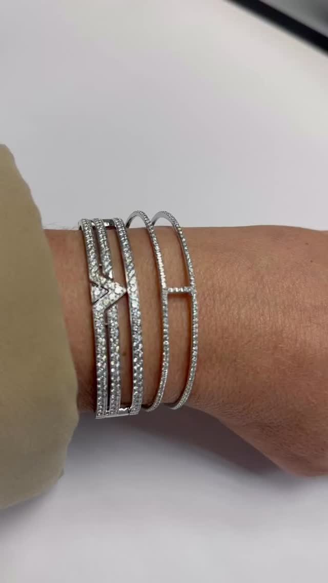 Two bangles. One powerful statement. š¤āØ
Crafted in luxurious 18K white gold and fully set with brilliant diamonds, these bangles redefine modern elegance. One features a bold geometric design with a striking arrow-inspired detail, while the other showcases a sleek, open silhouette with a refined center bar ā both designed to stand out alone or elevate your stack.
Clean lines, strong presence, and undeniable sparkle. Perfect for day-to-night sophistication.
Would you wear them together for maximum impact or style them separately? Tell me your vibe š
#miamistyle#DiamondBangles #LuxuryStack #jewelryaddict #finejewellery