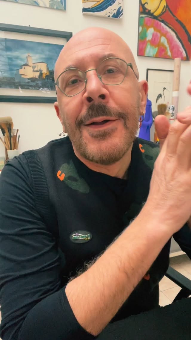 C’è un punto molto delicato dentro ciascunə di noi.
È il punto in cui qualcosa fa ancora male
e insieme nasce il pensiero che dovremmo essere già oltre. In quel momento accade una frattura, il dolore rimane, e sopra si posa il giudizio.
Molte persone in questi giorni mi hanno scritto proprio di questo. Di ferite ancora sensibili e di passaggi della vita che continuano a farsi sentire. Di quella tensione costante verso un’immagine di sé più forte, più risolta, più stabile.
Questa tensione stanca.
Esiste un modo diverso di stare.
Un modo in cui la ferita può essere attraversata con presenza. Un modo in cui la voce che giudica viene riconosciuta e messa al suo posto. Un modo in cui il respiro torna ad accompagnare ciò che è vivo.
Il 12 marzo apriamo uno spazio dedicato a questo.
Uno spazio concreto, corporeo, guidato.
Se senti che questo tema ti riguarda, trovi tutte le informazioni al link in bio.
A volte un incontro arriva nel momento in cui sei prontə ad abitare ciò che finora hai solo cercato di superare.