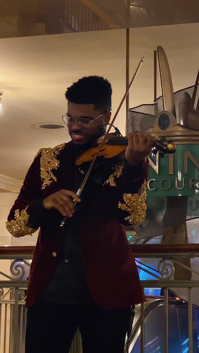 Music for everyone… but really just the adults 🔙🍑🆙 😏
33 seconds of “Back That Azz Up” by @juviethegreat, performed live for your pleasure at my “Subway Series” in @grandcentralnyc🎻
🎥: @jean_bonnard_
#backthatazzup #juvenile #violinist #violincover #grandcentralterminal