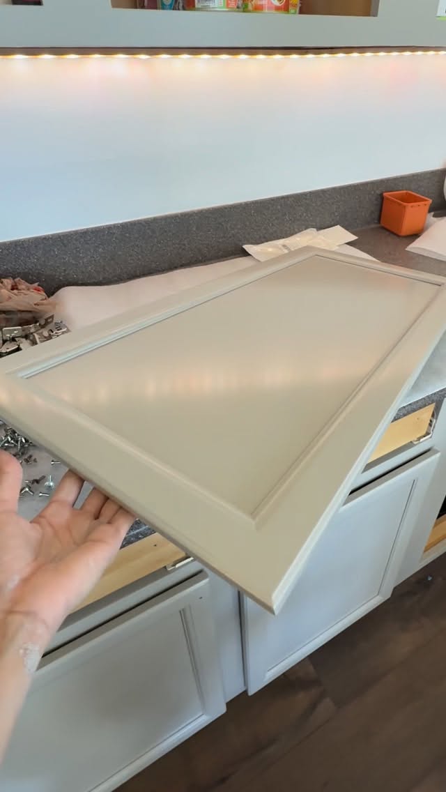 Sample of the week ‘Silver Fox’ BM 👌#southflorida #cabinetrefinishing #cabinetpainting #browardcounty