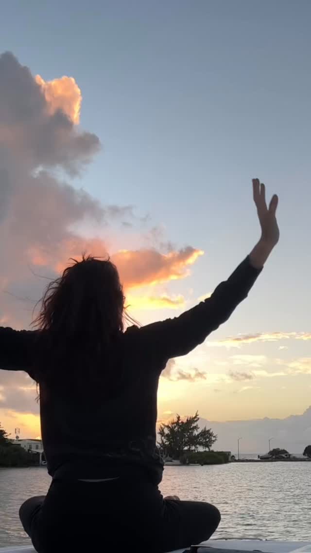 How are you choosing to rise today?
#somatichealing #energyhealing #bodyattunement #sunriseyoga #beamwithbrookelin