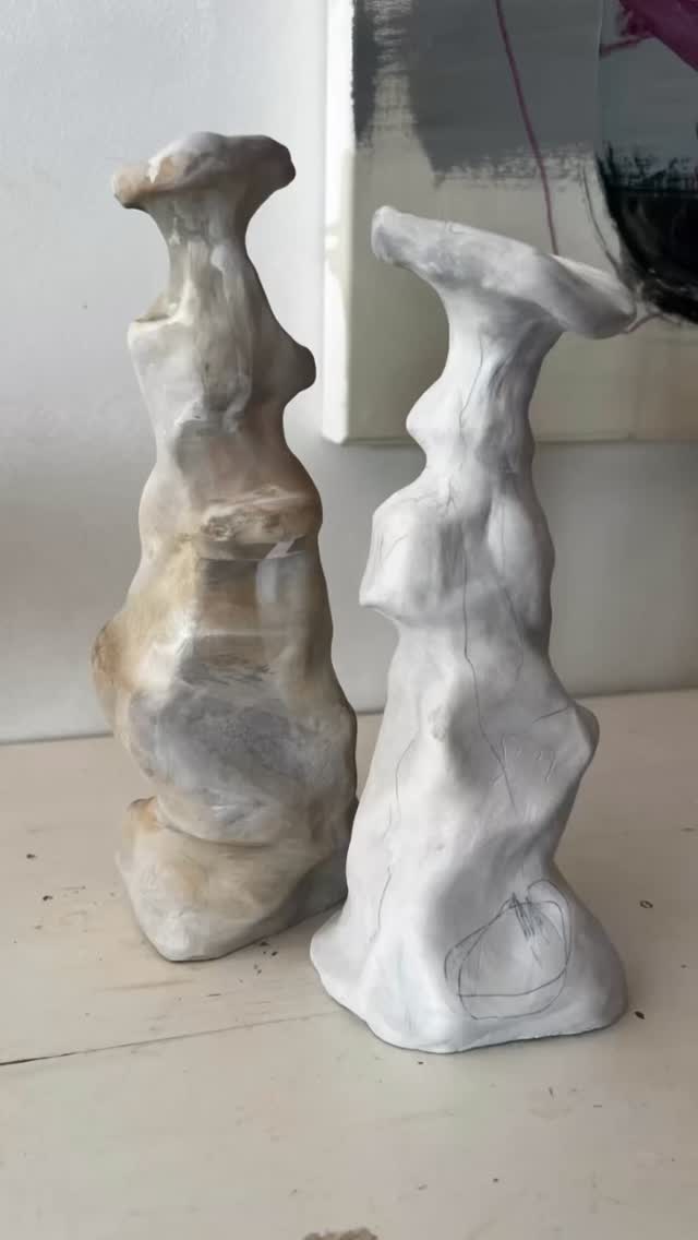 Just went in the garden to pick a couple of flowers, love how they look in these new vases 🤍#sculpturalvase #nzartists #nzartcommunity #clayvases #danishartist