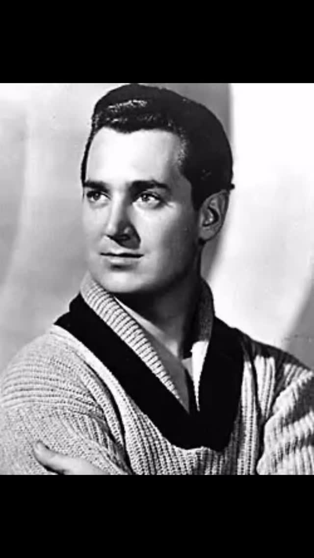 I can’t forget to pay homage to a songwriter and performer who touched my life in such a profound way, that to this day, I still physically get chills when I hear his voice or sing one of his songs. People are often surprised when I share how much of a fan I was of of the great @neilsedakamusic it was on @923wcol in my Father’s car I first heard this velvet toned singer, and all of that Brill Building goodness just poured out of him into my heart. ❤️ Today I still seek to honor his influence in my songs like “When Your Eyes Met Mine” featuring #elsielauradickinson May he rest in Songwriter heaven. #RIP #NeilSedaka