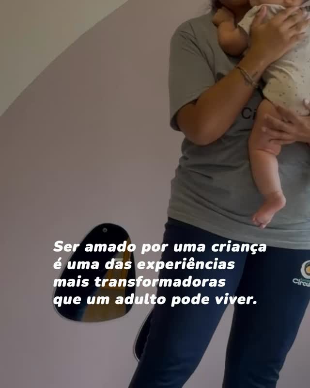 Já falamos sobre isso por aqui.
E seguimos falando porque atravessa a nossa forma de educar e o nosso olhar para as crianças.
O amor de uma criança é vínculo verdadeiro.
É confiança entregue sem reservas.
Quando uma criança ama um adulto, ela está dizendo, do jeito mais puro possível, que se sente segura.
E talvez seja isso que mais nos transforma.
#Infância #Vínculo #EducaçãoRespeitosa #DesenvolvimentoInfantil #EscolaComPropósito