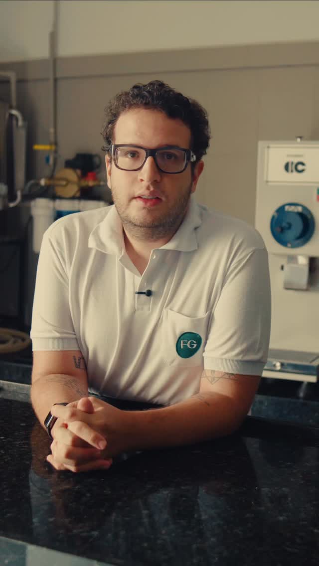 Falar de Patrocínio é falar de café. ☕️💭
O café não apenas movimentou a economia da cidade — ele moldou sua mentalidade, seu ritmo e sua forma de crescer.
Aqui, a lavoura virou empresa, o produtor virou gestor e o campo se tornou estratégia. Patrocínio, o diferencial não está só na terra.
➡️Está nas pessoas.
Porque aqui o café não é apenas commodity.
É cultura.
É tradição.
É pertencimento.
Entender Patrocínio é entender o café.