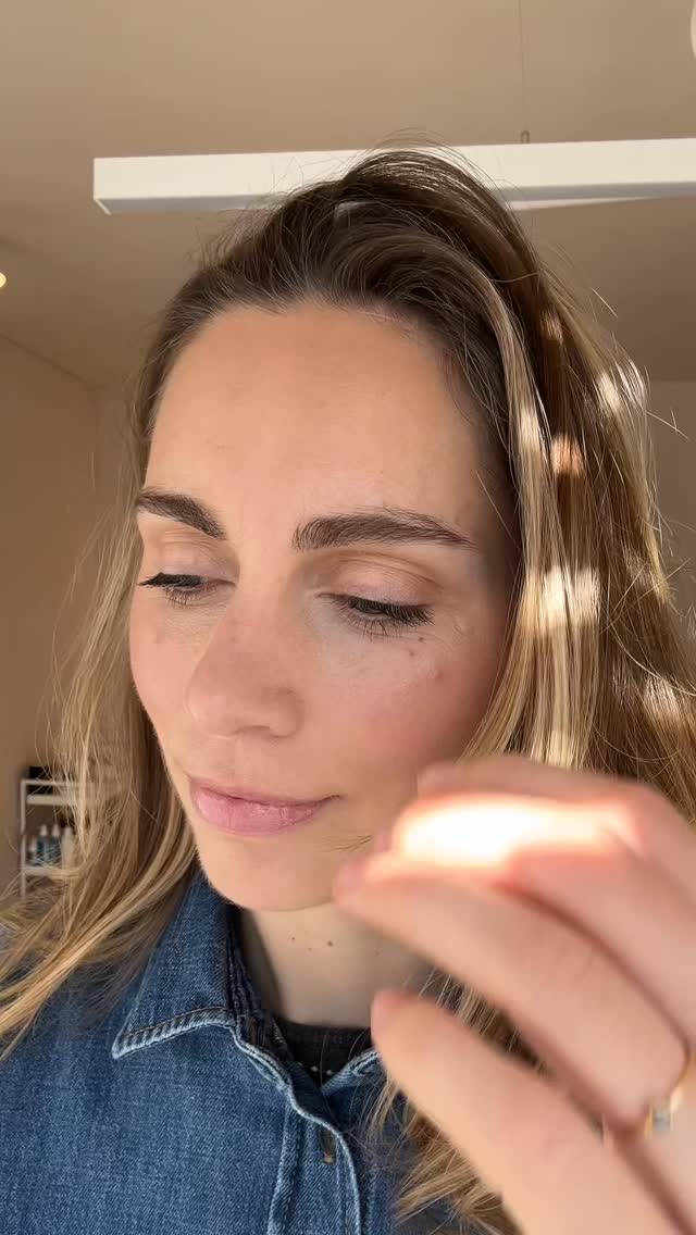 When I go for a quick, natural makeup look, I gravitate toward cream products. They blend easily and give a soft, healthy glow which I love.
To make it last longer, I lightly set it with a bit of powder.
My go-to cream products
@makeupbymario soft sculpt skin enhancer
@toofaced chocolate bronzer
@nudestix blushes
@rarebeauty blushes
@patrickta cream blush
✨