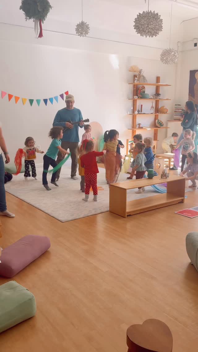 We had such a fun morning in this ocean themed art and music class pop up creating, grooving and dancing with our friends @lowtide_surfclub & @mcasey_art. 🐠 🌈 🐬 🌊 🏊 🏝️
Be on the lookout for their next pop up in April!