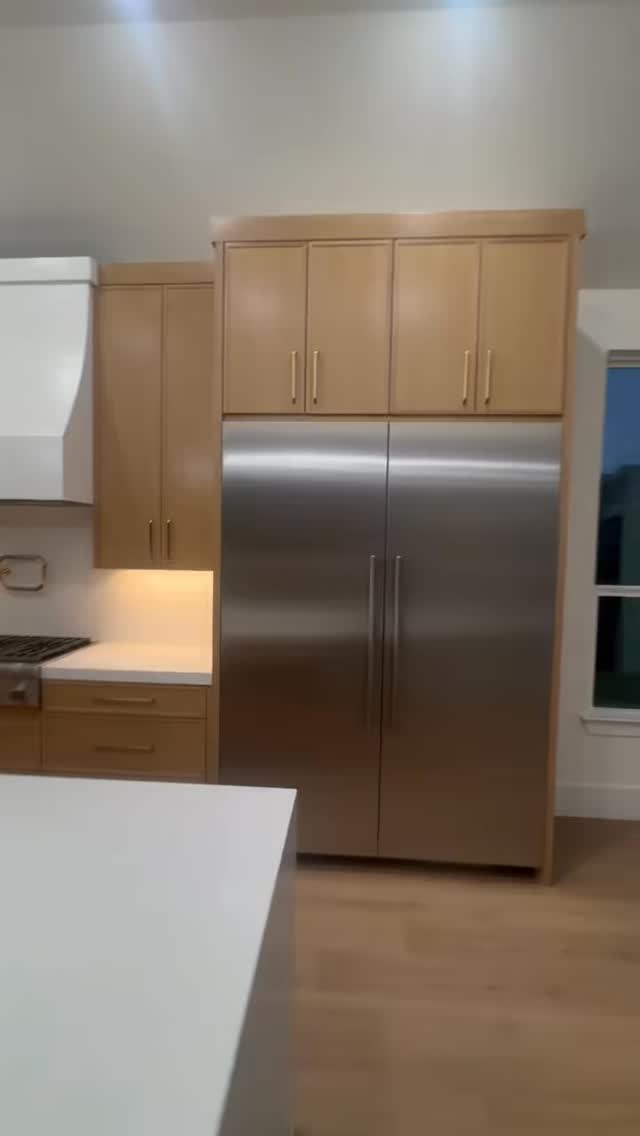 Breathtaking micro shaker white oak kitchen. Such a classic design that exudes sophistication.🤍🌱
-
-
-
#zapatacustomcabinets #customcabinetry #dfw #whiteoak #kitchendesign