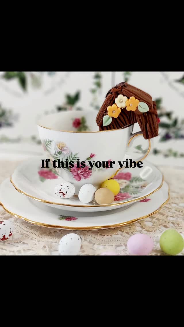 If this is your vibe… you’re in the right place 🐰✨🌸
From our sweetest chocolate mug huggers (yes, the ones that sit perfectly on your cup of hot chocolate ☕🍫) to a magical Peter Rabbit–inspired gingerbread house that looks like it belongs in an English garden…
This is where nostalgia meets craftsmanship.
Where Easter feels whimsical, elegant, and just a little bit enchanted.
If you love:
🌷 Storybook charm
🐣 Thoughtful edible gifts
🍪 Handcrafted details
🏡 Showstopping centrepieces
…then welcome. You’ve found your place.
Easter, the Aria’s Cakes way: magical, nostalgic, unforgettable. 💛
#EasterVibes #PeterRabbitInspired #GingerbreadArt #EdibleMagic #AriasCakes