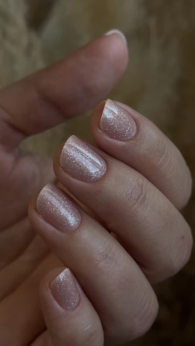 Un nude délicatement pailleté pour une manucure lumineuse, naturelle et raffinée 🤍
La touche parfaite pour sublimer vos mains tout en restant discrète et chic ✨
Vous en pensez quoi? 👀
• NN gel Kaia @dutchnailcosmetics.france
#onglestoulouse #toulouse #manucurerusse #nails #nailsofinstagram