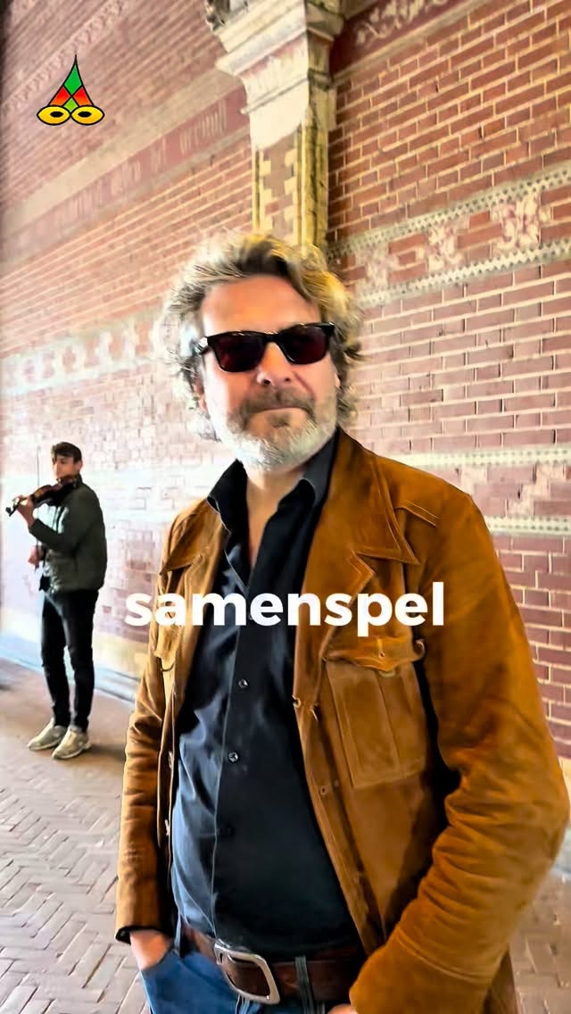 - Samenspel
Binnen Rembrandt, buiten muziek.
De kunst ligt op straat.
Volg het @poeziejournaal - dichterlijke reportages met rechte rug en open hart.
✍️ Maurice Jonkers & 🎥 Hilma ten Boske
#poeziejournaal #dichterlijkereportages #houdezonzijde #rijksmuseum #straatmuziek #samenspel #amsterdam