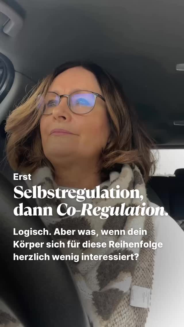 Ich sitze im Auto und denke:
Selbstregulation vor Co-Regulation. Das wissen wir. Und trotzdem schreiben mir täglich Mamas. Die es wissen. Die es wollen. Und die einfach nicht verstehen, warum es trotzdem nicht klappt.
Du willst es. Du weißt so viel und auch theoretisch wie es geht. Und trotzdem passiert es.
Weil hier etwas anderes passiert. Etwas, das kein weiterer Tipp verändern kann.
Dein Körper erinnert sich. Nicht an dein Wissen. Sondern an den Moment, wo du noch Kind warst und gelernt hast: Emotionen sind gefährlich. Oder zumindest… unbequem für alle um dich herum.
Wenn du das gerade spürst. Hand aufs Herz. Andere Hand auf den Bauch. 20 Sekunden. Spür kurz: Ich bin hier. Jetzt.
Und dann passiert etwas. Nicht sofort. Nicht über Nacht.
Bis du eines Abends merkst: Die Ausraster sind weniger geworden.
Und genau da fange ich an.
Wir gehen gemeinsam zurück.
Zu dem Moment, der alles gestartet hat. Wir verändern nicht dich. Wir verändern den Plan, den er damals gemacht hat.
Schreib mir jetzt KÖRPER in die DM. Heute noch. Weil jeder Tag, der so endet wie die letzten, einer zu viel ist. Und weil du und dein Kind das nicht mehr brauchen.
Deine Andrea
SELBSTREGULATION COREGULATION NERVENSYSTEM
ALLTAGSTRAUMA
KÖRPERBASIERTES COACHING