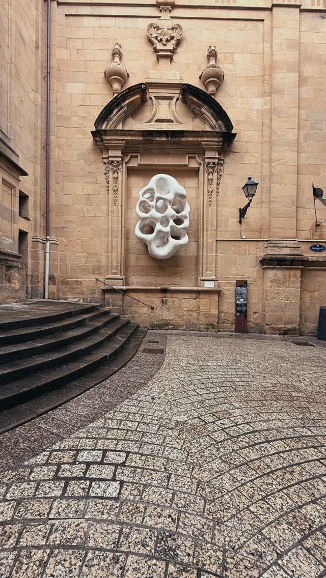 A stroll through the heart of San Sebastián.
From the cobbled streets of the old town to the sound of giant waves hitting rocks along the bay, every corner feels like a postcard. Classical architecture to unexpected brutalist structures, pintxos, sea views, effortless Basque charm… and ideas for new illustrations ☺️
Our five yo loved the old alleyways, spotting street art, gargoyles, quirky sculpture installations but nothing as fun as running wild chasing birds on the promenade 🌊
#SanSebastian #Donostia #BasqueCountry #Spain #halftermfun
