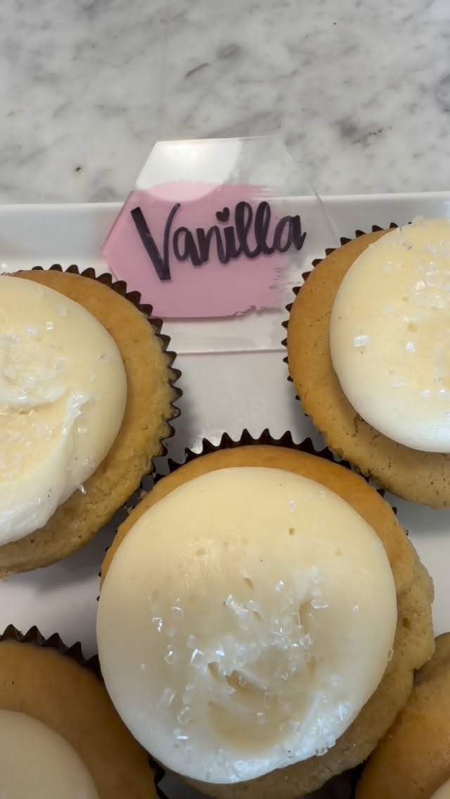 A little bit of sweet to brighten your day!
#sugarraysbakeshop #plano #bakery