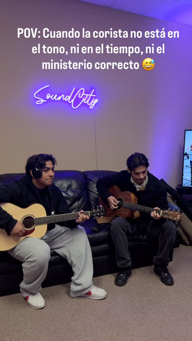 Calma… ¡para eso entrenamos! 💪🎶
Aquí no solo afinamos voces, también afinamos corazones, actitudes y llamados. Porque servir en la alabanza no es solo cantar fuerte… es cantar en unidad, en orden y en el propósito correcto.
En nuestra escuela de música formamos adoradores que entienden que cada nota cuenta… y que estar en el ministerio correcto también 😉✨