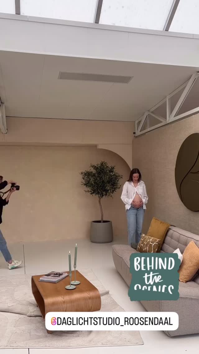 Helemaal in de vibe achter de camera versus ook gewoon awkward zijn wanneer ik zelf mijn eigen content maak.
#Keepingitreel#poseren#begeleiden#studiofemme#fotograafettenleur