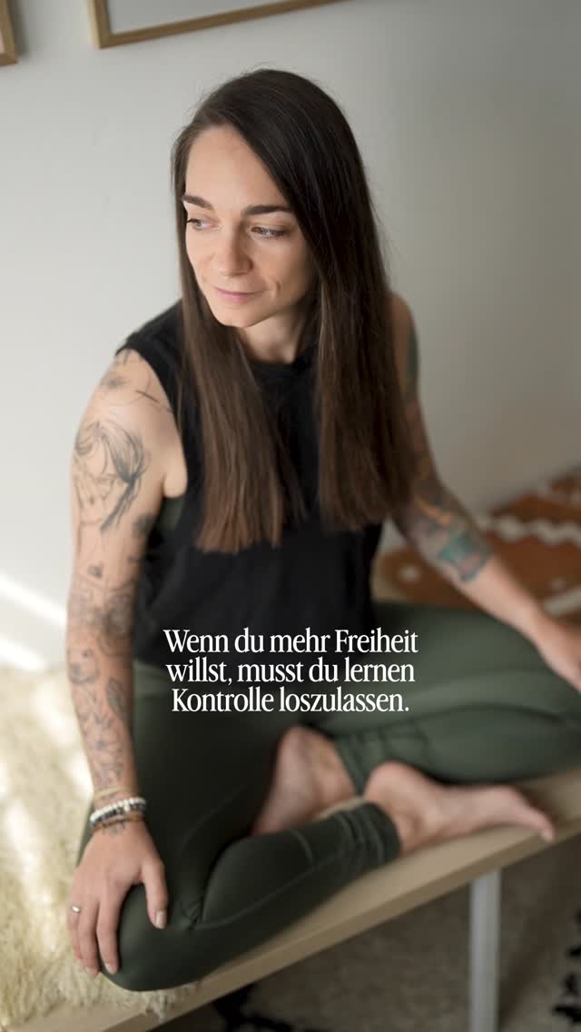 Wir sagen, wir wollen Freiheit.
Mehr Möglichkeiten.
Mehr Selbstbestimmung.
Und gleichzeitig kontrollieren wir alles.
Unsere To-do-Listen.
Andere Menschen.
Jede Entscheidung.
Jeden möglichen Ausgang.
Wir doomscrollen.
Vergleichen.
Verschieben das, was uns eigentlich wichtig wäre.
Und wundern uns, warum wir uns gefangen fühlen.
Freiheit bedeutet nicht, alles im Griff zu haben.
Freiheit bedeutet, nicht alles kontrollieren zu müssen.
Aber Kontrolle gibt Sicherheit.
Und Sicherheit loszulassen braucht Mut.
Vielleicht blockierst du deine Freiheit nicht, weil du unfähig bist – sondern weil ein Teil von dir Angst hat.
Frag dich:
Was würde passieren, wenn ich nicht alles absichere?
Wenn ich vertraue statt festhalte?
Du musst nicht alles auf einmal loslassen.
Aber du darfst anfangen, bewusster zu wählen.
Freiheit entsteht nicht durch mehr Kontrolle.
Sondern durch mehr Vertrauen. 🤍
@denise.madeleine.mueller
@yoga.natur.vegan - Dein Studio
GLAUBE
VERTRAUEN
LOSLASSEN