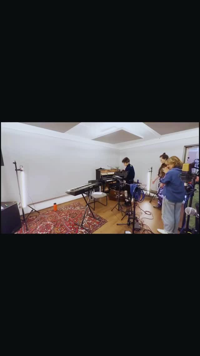 Een kleine making-of/backstagevideo vol gelach, frustratie, liefde en vooral veel plezier tijdens het maken van de intro en outro voor onze Intergenerationele Queer Table Talks – de videoreeks die dit najaar verschijnt. De echte footage volgt nog, maar wat een prestatie hebben ze gisteren neergezet. Dankjewel @cantalamo_music (Kaatje Bailleul), @truytsbritt (yes, die sopraan), @vannieuwenhuyselore (viool ftw) en @heleenvannieuwenhuyse (cello ftw). Ook dank aan Arne van @hetentrepot , die gewoon keilang is blijven doorwerken, en aan @ekkow_photography voor de emotionele support.
Making of video by @marijn8en
The real one komt nog.
Deze opname maakt deel uit van een breder traject rond aueer erfgoed en wordt gesteund door verschillende culturele en erfgoed instellingen en de Vlaamse Overheid.
#love #muziek