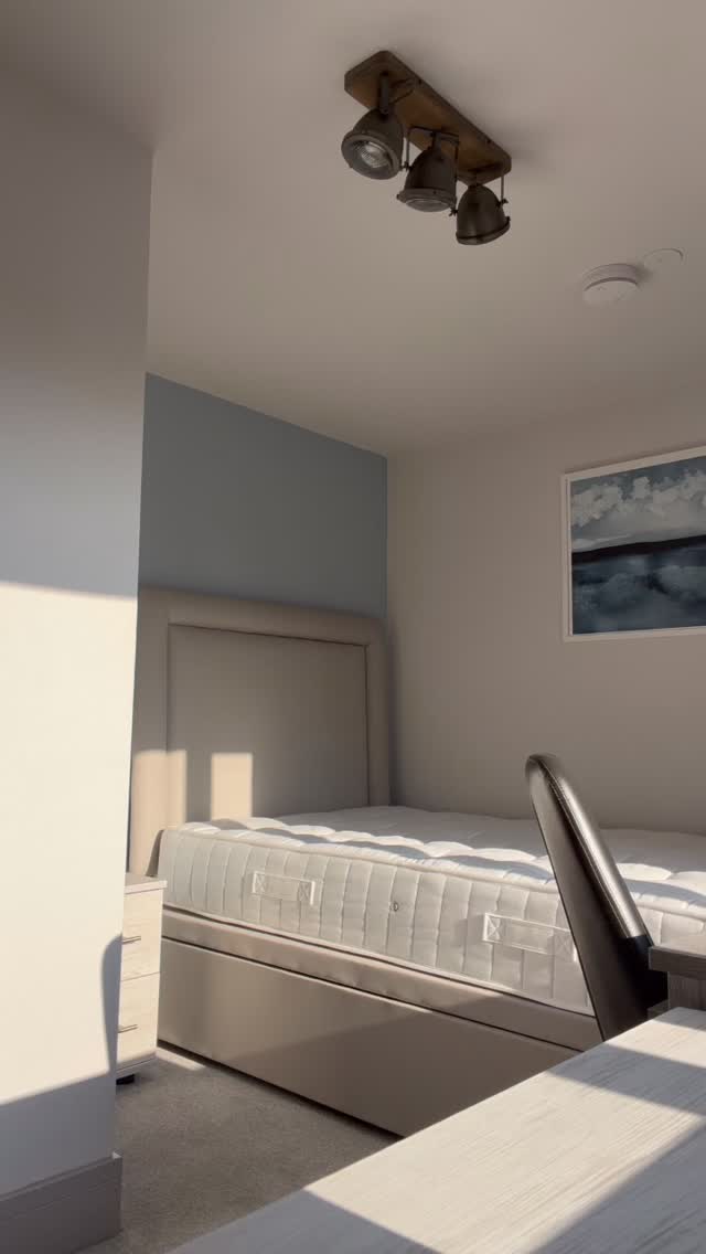 How fast can you style a room to impress? ๐ We often rearrange our styling bits in rooms that are being viewed or need an update - itโs a great way to show housemates how they can make one of our homes their own ๐ก
#community #roomtorentbicester #colivingcommunity #styling #homefromhome